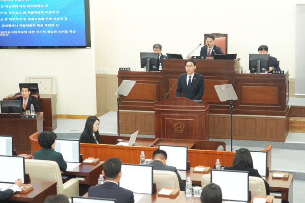 최선호 양산시의원이 25일 2차 정례회 본회의에서 ‘양산인공지능고등학교에 대한 국가적 동남권 AI 거점 육성 지원 건의안’을 보고하고 있다. /양산시의회