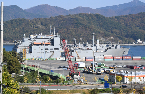 미 해군함정 ‘월리 쉬라호’가 19일 마산가포신항에서 정비를 받고 있다. /김구연 기자