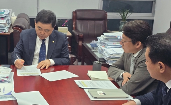 허성무 국회의원이 24일 농림축산식품부 관계자들로부터 4대강 취·양수시설 개선 사업 관련 보고를 받고 있다. /허성무 누리소통망